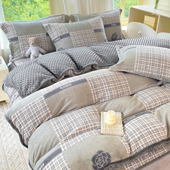 91家纺网 家纺一手货源 找家纺 赫梵茜 2024新款高克重安抚豆豆被套加厚牛奶绒床盖加厚牛奶绒夹棉床笠四件套 山茶花