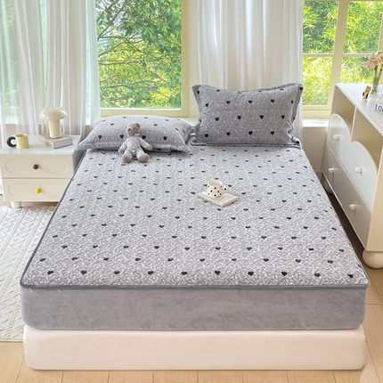 91家纺网 家纺一手货源 找家纺 赫梵茜 2024新款高克重安抚豆豆被套牛奶绒夹棉床笠四件套 灰色爱心