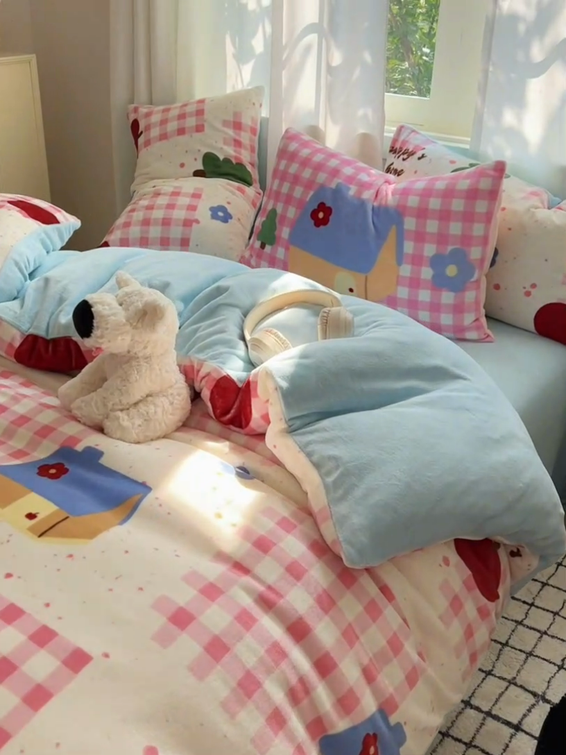 91家纺网 家纺一手货源 找家纺 桃喜 2024新秋冬新品卡通混搭牛奶绒系列四件套 粉格小屋