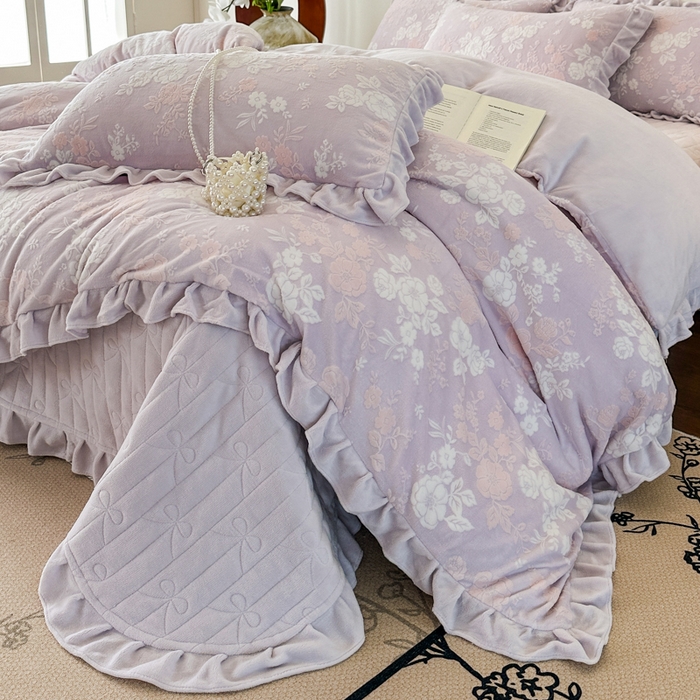 91家纺网 家纺一手货源 找家纺 野合家纺 2024新款法式A类雕花牛奶绒韩版公主风四件套床盖款床单款床笠款 花开花艳-粉紫