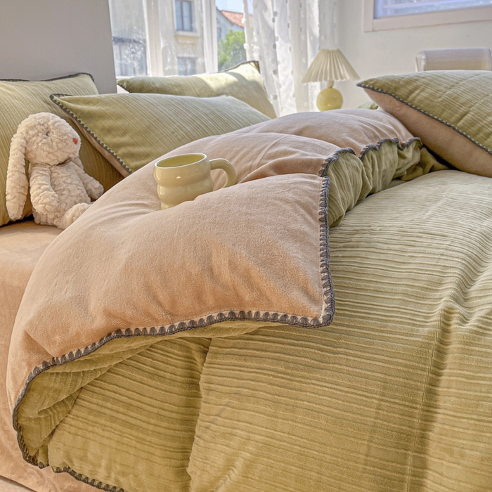 91家纺网 家纺一手货源 找家纺 晚依家纺 2024新款230g纯色立体雕花牛奶绒四件套贝壳边加厚保暖定制定做 香榭格调-果茶绿