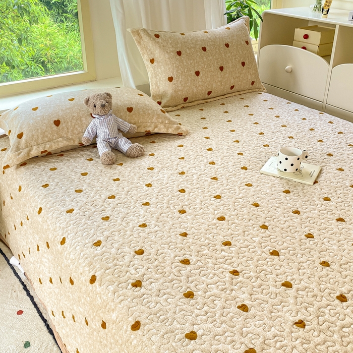 91家纺网 家纺一手货源 找家纺 赫梵茜 2024新款高克重牛奶绒夹棉单床盖 黄色爱心