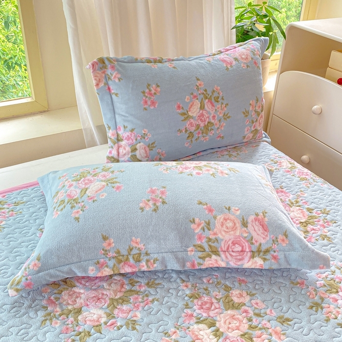 91家纺网 家纺一手货源 找家纺 赫梵茜 2024新款高克重安抚豆豆被套加厚牛奶绒床盖加厚牛奶绒夹棉床笠四件套 风吹半夏