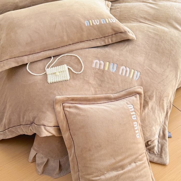 91家纺网 家纺一手货源 找家纺 宜家坊 2024新款高克重9斤婴儿绒轻奢刺绣织带四件套 咖啡色