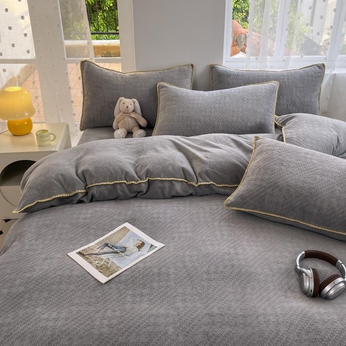 91家纺网 家纺一手货源 找家纺 晚依家纺 2024新款230g纯色立体雕花牛奶绒四件套贝壳边加厚保暖定制定做 语格-石英灰