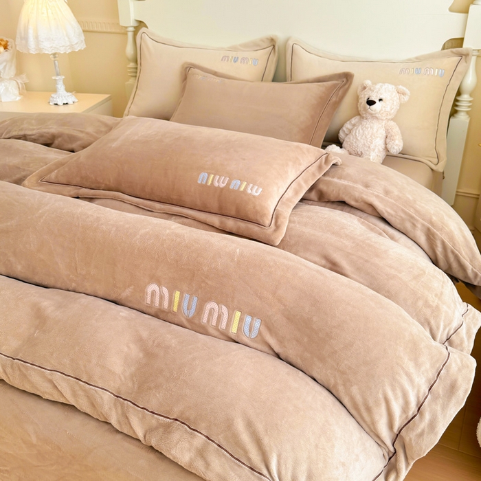 91家纺网 家纺一手货源 找家纺 宜家坊 2024新款高克重9斤婴儿绒轻奢刺绣织带四件套 咖啡色