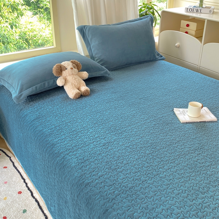 91家纺网 家纺一手货源 找家纺 赫梵茜 2024新款高克重牛奶绒夹棉单床盖 新款蔚蓝