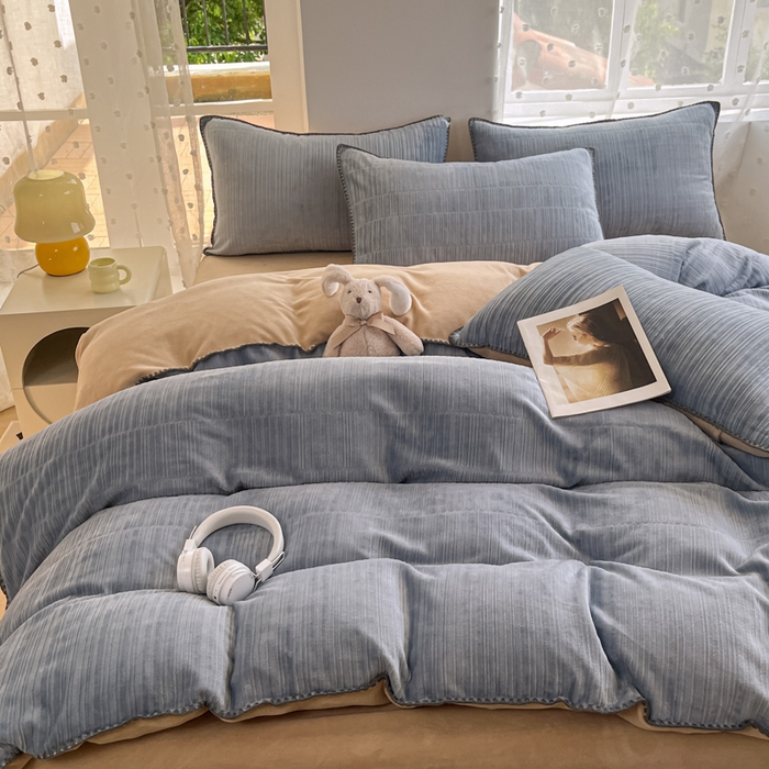 91家纺网 家纺一手货源 找家纺 晚依家纺 2024新款230g纯色立体雕花牛奶绒四件套贝壳边加厚保暖定制定做 香榭格调-雨水蓝