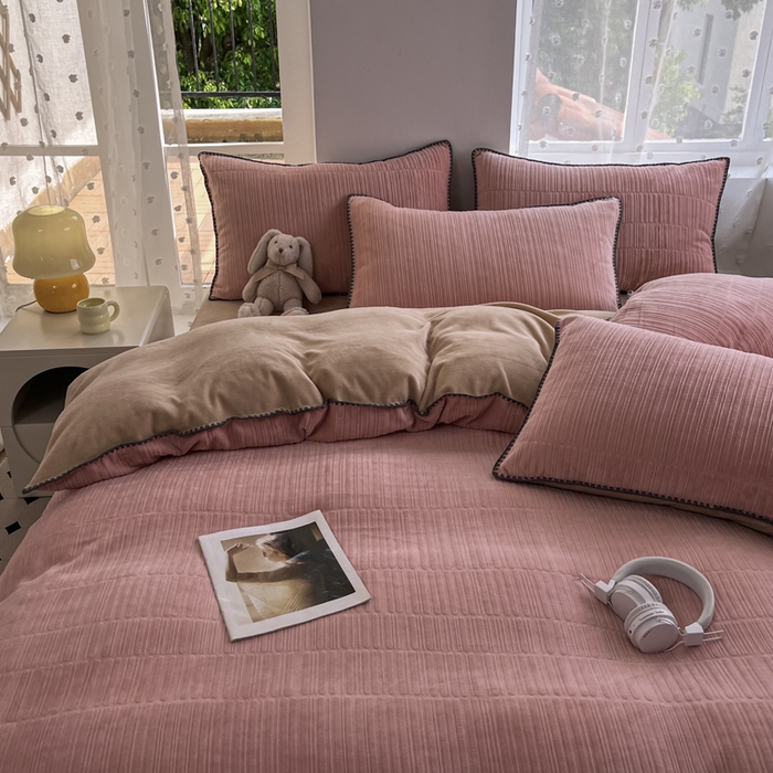 91家纺网 家纺一手货源 找家纺 晚依家纺 2024新款230g纯色立体雕花牛奶绒四件套贝壳边加厚保暖定制定做 香榭格调-糖果粉