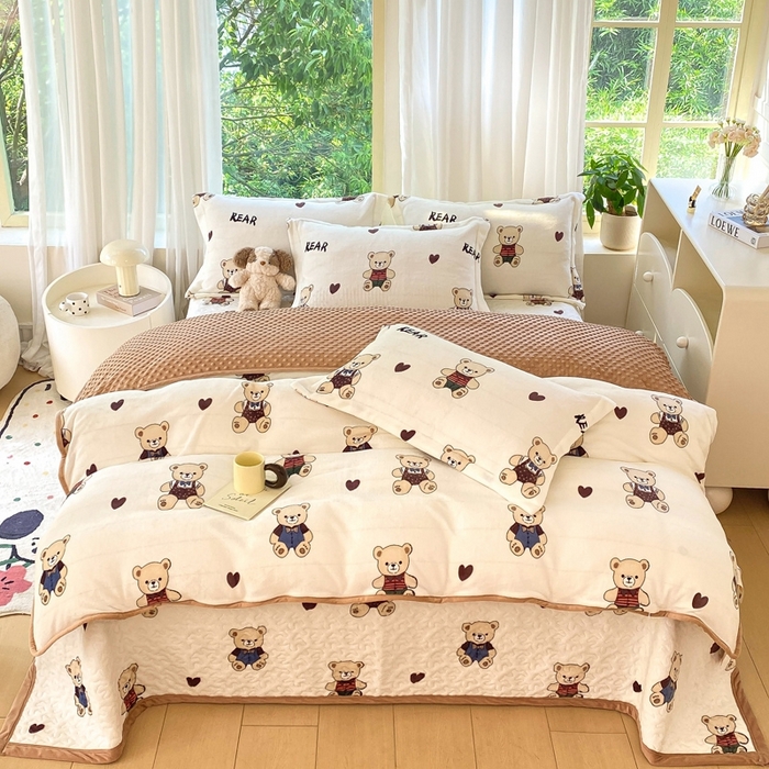 91家纺网 家纺一手货源 找家纺 赫梵茜 2024新款高克重安抚豆豆被套牛奶绒夹棉床盖四件套 布偶熊