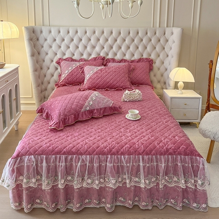 91家纺网 家纺一手货源 找家纺 网红馆（ck家纺） 2025新款高克重天鹅绒刺绣床裙三件套-花语秘境 花语秘境-优雅粉