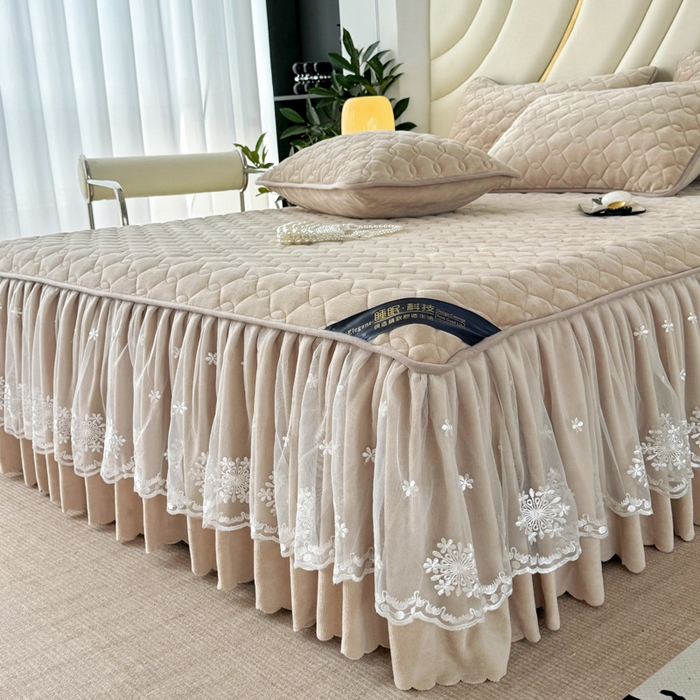 91家纺网 家纺一手货源 找家纺 品乐家纺 2024新款简约牛奶绒夹棉保暖床裙 驼色