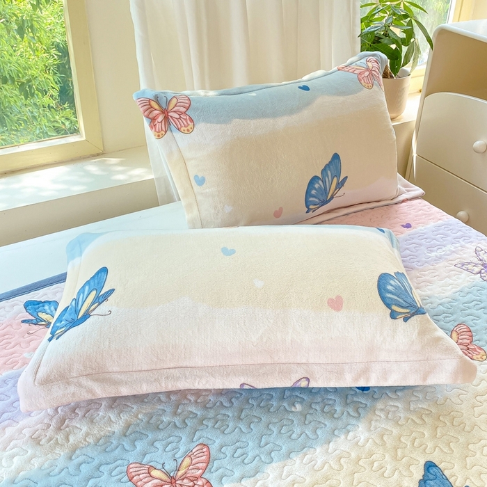 91家纺网 家纺一手货源 找家纺 赫梵茜 2024新款高克重安抚豆豆被套加厚牛奶绒床盖加厚牛奶绒夹棉床笠四件套 蝶恋