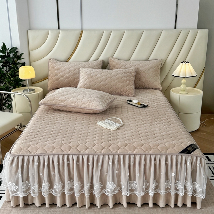 91家纺网 家纺一手货源 找家纺 品乐家纺 2024新款简约牛奶绒夹棉保暖床裙 驼色