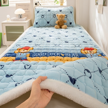 91家纺网 家纺一手货源 找家纺 家喜爱 2024新款学生牛奶绒直角床褥 帽子熊-蓝