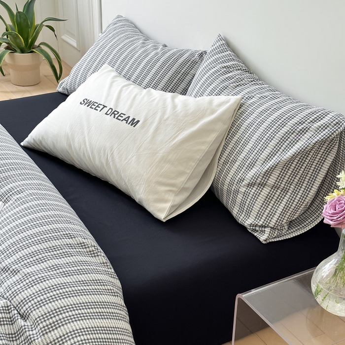 91家纺网 家纺一手货源 找家纺 艾沁家纺 2024新款40S全棉色织水洗提花条纹四件套 花漾-黑（配1只黑枕+1只提花枕）