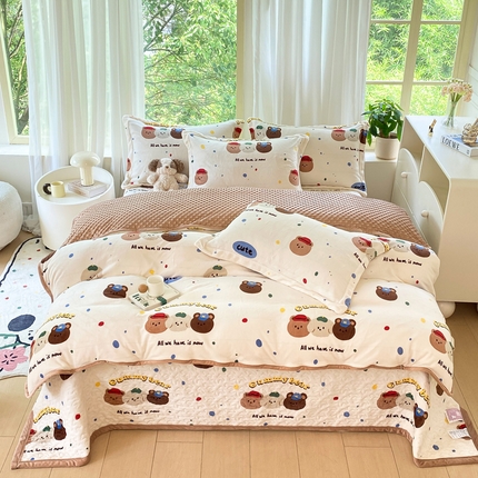 91家纺网 家纺一手货源 找家纺 赫梵茜 2024新款高克重安抚豆豆被套牛奶绒夹棉床盖四件套 复古小熊
