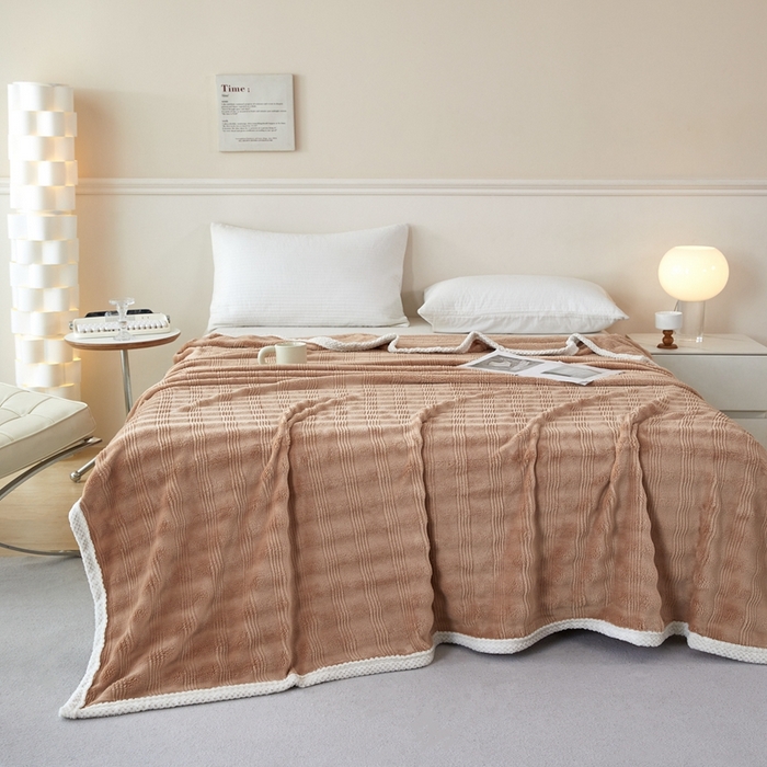 91家纺网 家纺一手货源 找家纺 可思家纺 2024新款纯色仿兔绒泡泡绒毛毯家用四级毯午睡毯 条纹人生奶咖色