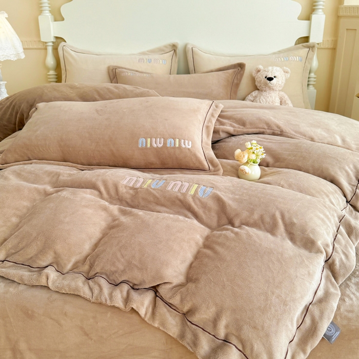 91家纺网 家纺一手货源 找家纺 宜家坊 2024新款高克重9斤婴儿绒轻奢刺绣织带四件套 咖啡色