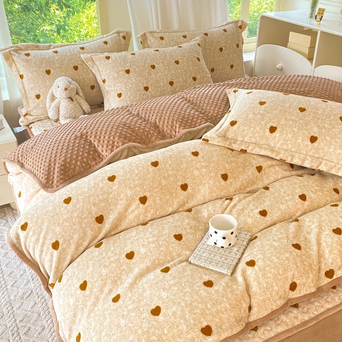 91家纺网 家纺一手货源 找家纺 赫梵茜 2024新款高克重安抚豆豆被套加厚牛奶绒床盖加厚牛奶绒夹棉床笠四件套 黄色爱心