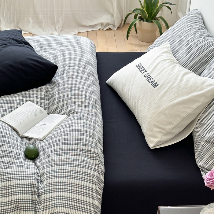 91家纺网 家纺一手货源 找家纺 艾沁家纺 2024新款40S全棉色织水洗提花条纹四件套 花漾-黑（配1只黑枕+1只提花枕）