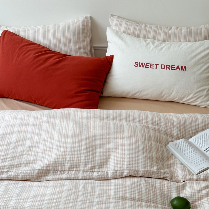 91家纺网 家纺一手货源 找家纺 艾沁家纺 2024新款40S全棉色织水洗提花条纹四件套 花漾-咖（配1只字母枕+1只提花枕）