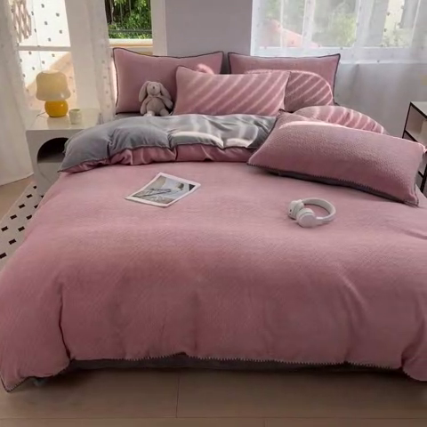 91家纺网 家纺一手货源 找家纺 晚依家纺 2024新款230g纯色立体雕花牛奶绒四件套贝壳边加厚保暖定制定做 语格-珊瑚粉