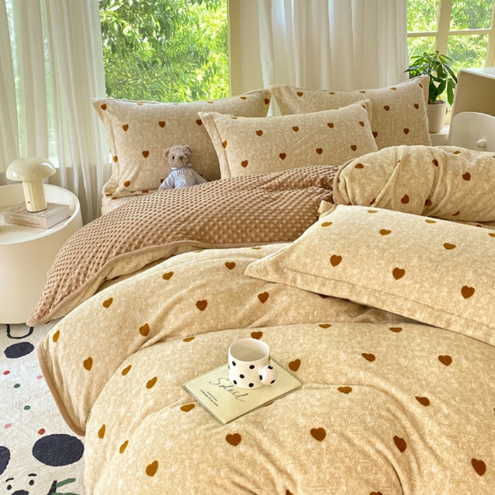 91家纺网 家纺一手货源 找家纺 赫梵茜 2024新款高克重安抚豆豆被套加厚牛奶绒床盖加厚牛奶绒夹棉床笠四件套 黄色爱心