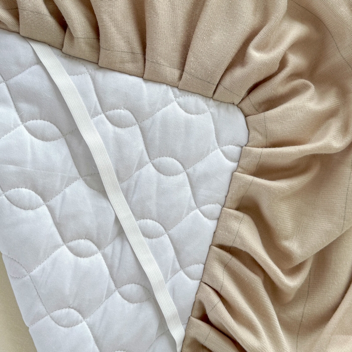 91家纺网 家纺一手货源 找家纺 品乐家纺 2024新款简约牛奶绒夹棉保暖床裙 驼色