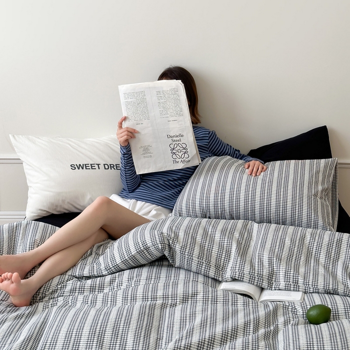 91家纺网 家纺一手货源 找家纺 艾沁家纺 2024新款40S全棉色织水洗提花条纹四件套 花漾-黑（配一对提花枕）