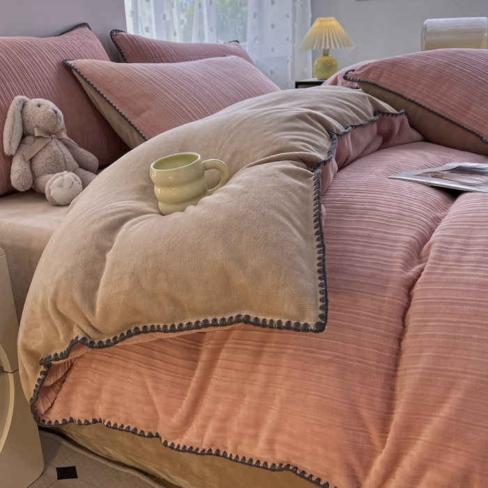 91家纺网 家纺一手货源 找家纺 晚依家纺 2024新款230g纯色立体雕花牛奶绒四件套贝壳边加厚保暖定制定做 香榭格调-糖果粉