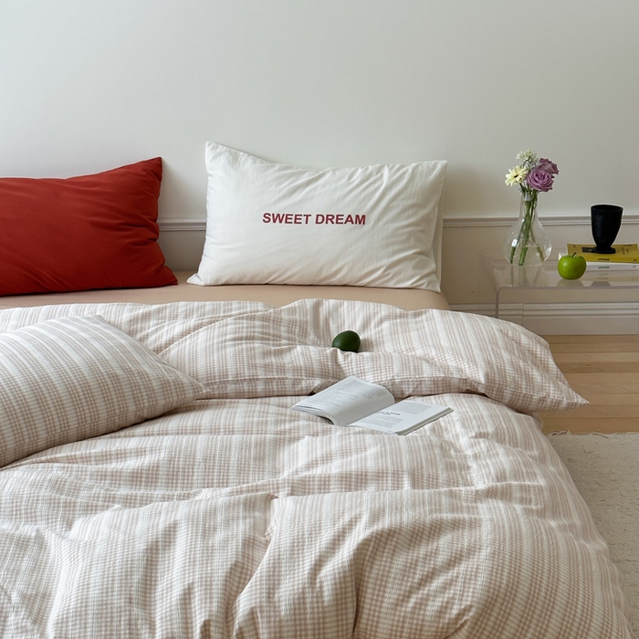 91家纺网 家纺一手货源 找家纺 艾沁家纺 2024新款40S全棉色织水洗提花条纹四件套 花漾-咖（配1只提花枕+1只砖红枕）