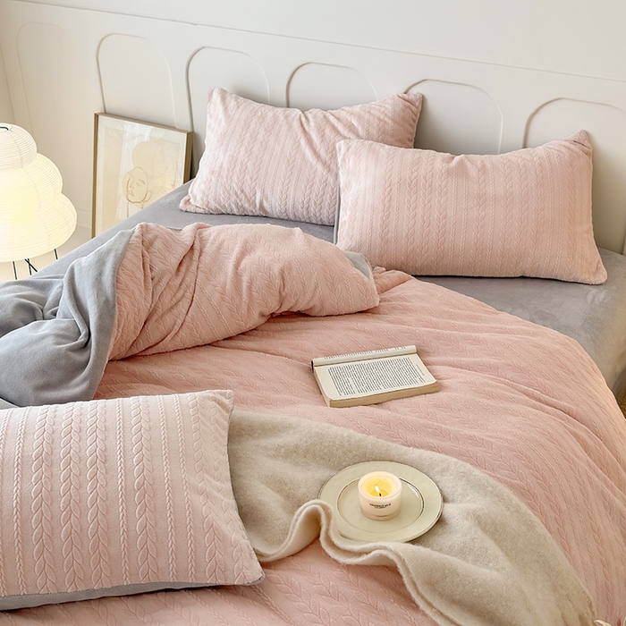 91家纺网 家纺一手货源 找家纺 2024新款雕花绒牛奶绒四件套--麦穗系列 麦穗粉灰