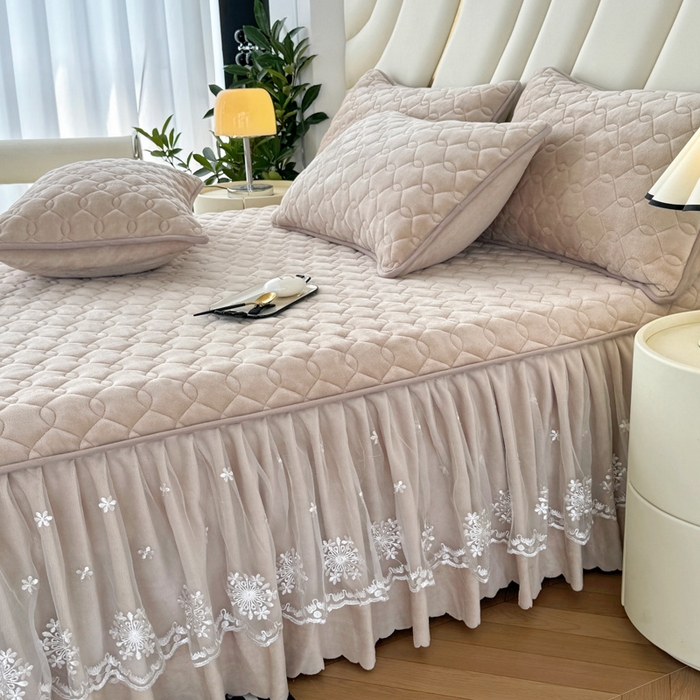 91家纺网 家纺一手货源 找家纺 品乐家纺 2024新款简约牛奶绒夹棉保暖床裙 驼色