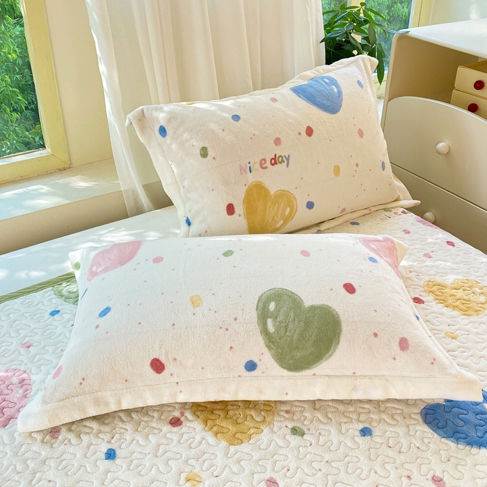 91家纺网 家纺一手货源 找家纺 赫梵茜 2024新款高克重安抚豆豆被套牛奶绒夹棉床笠四件套 七彩爱心