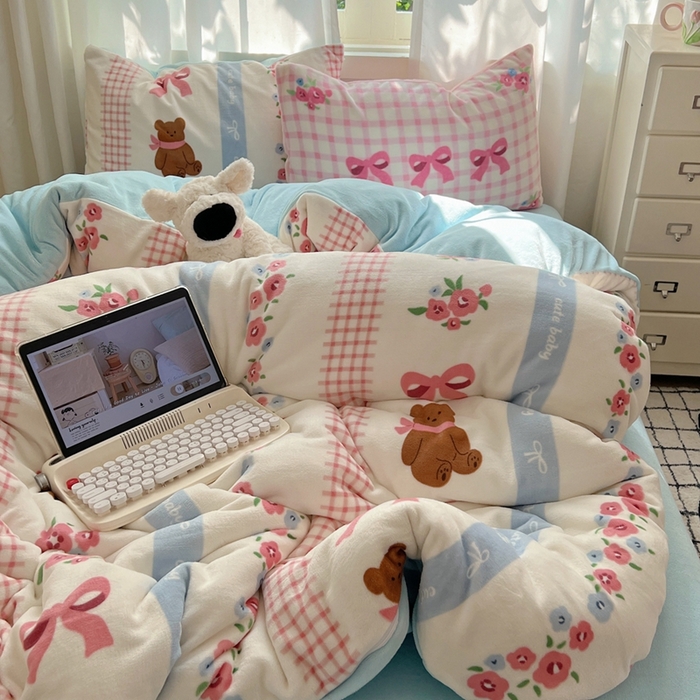 91家纺网 家纺一手货源 找家纺 桃喜 2024新秋冬新品卡通混搭牛奶绒系列四件套 花园小熊