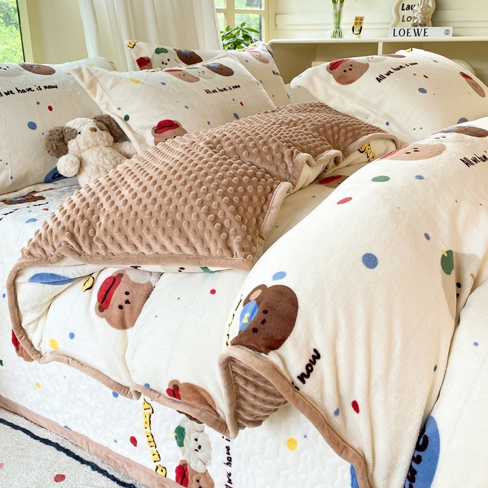 91家纺网 家纺一手货源 找家纺 赫梵茜 2024新款高克重安抚豆豆被套牛奶绒夹棉床盖四件套 复古小熊
