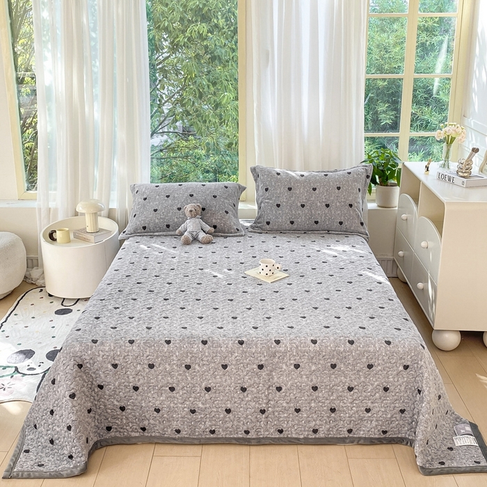 91家纺网 家纺一手货源 找家纺 赫梵茜 2024新款高克重安抚豆豆被套加厚牛奶绒床盖加厚牛奶绒夹棉床笠四件套 灰色爱心
