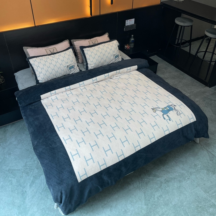 91家纺网 家纺一手货源 找家纺 2024新款大版数码印花四件套高克重双面加厚牛奶绒四件套 小马