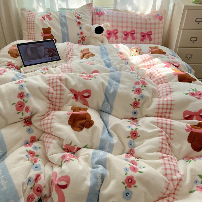 91家纺网 家纺一手货源 找家纺 桃喜 2024新秋冬新品卡通混搭牛奶绒系列四件套 花园小熊