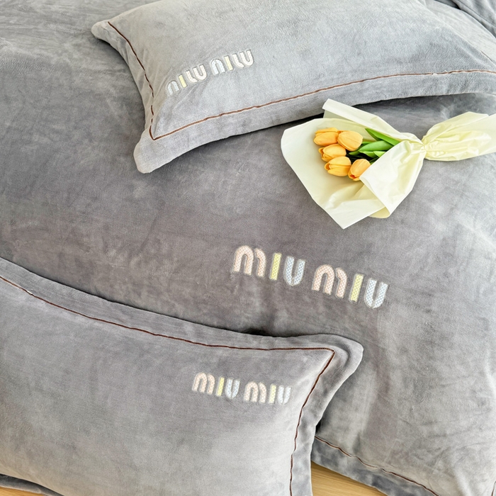 91家纺网 家纺一手货源 找家纺 （总）宜家坊 2024新款高克重9斤婴儿绒轻奢刺绣织带四件套