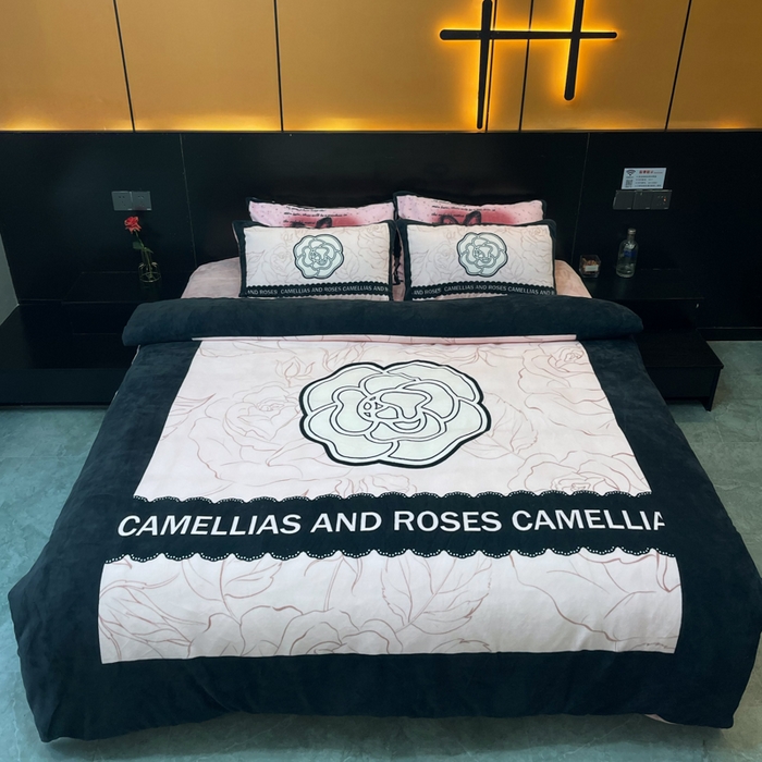 91家纺网 家纺一手货源 找家纺 2024新款大版数码印花四件套高克重双面加厚牛奶绒四件套 山茶粉