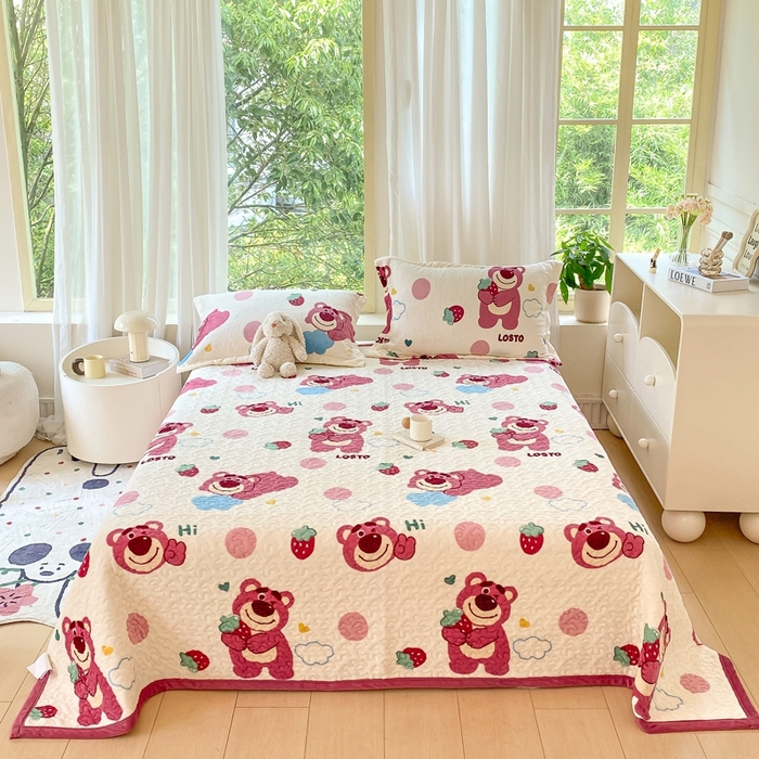 91家纺网 家纺一手货源 找家纺 赫梵茜 2024新款高克重安抚豆豆被套牛奶绒夹棉床盖四件套 甜心熊