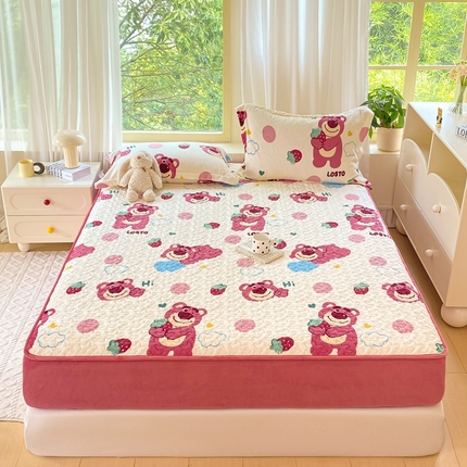 91家纺网 家纺一手货源 找家纺 赫梵茜 2024新款高克重安抚豆豆被套牛奶绒夹棉床笠四件套 甜心熊