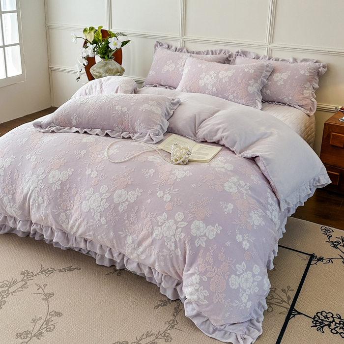 91家纺网 家纺一手货源 找家纺 野合家纺 2024新款法式A类雕花牛奶绒韩版公主风四件套床盖款床单款床笠款 花开花艳-粉紫