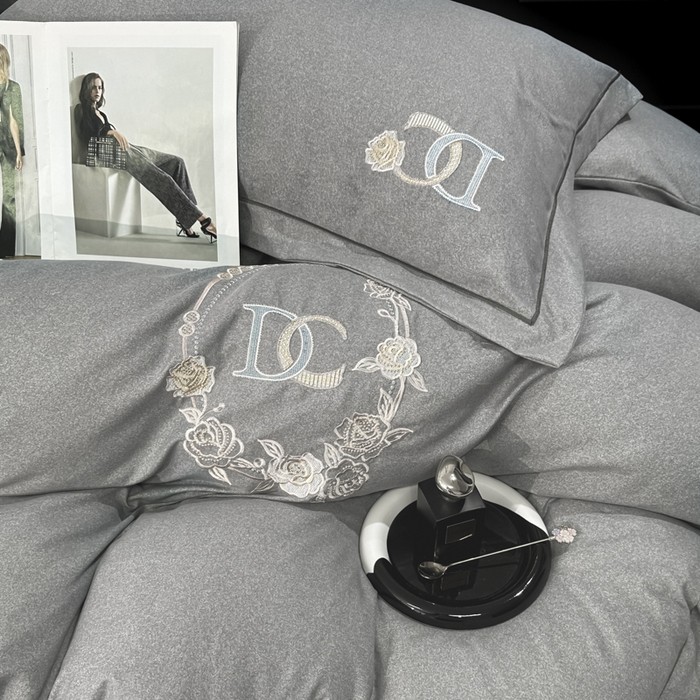 91家纺网 家纺一手货源 找家纺 宜家坊 2024新款加厚肌理纹碳素磨毛刺绣四件套-邂逅系列 邂逅-典雅灰