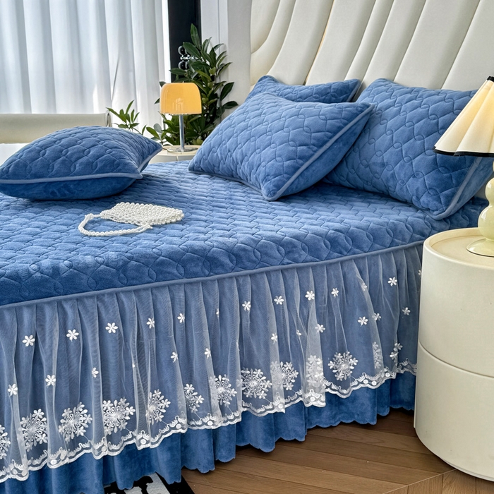 91家纺网 家纺一手货源 找家纺 品乐家纺 2024新款简约牛奶绒夹棉保暖床裙 宾利蓝