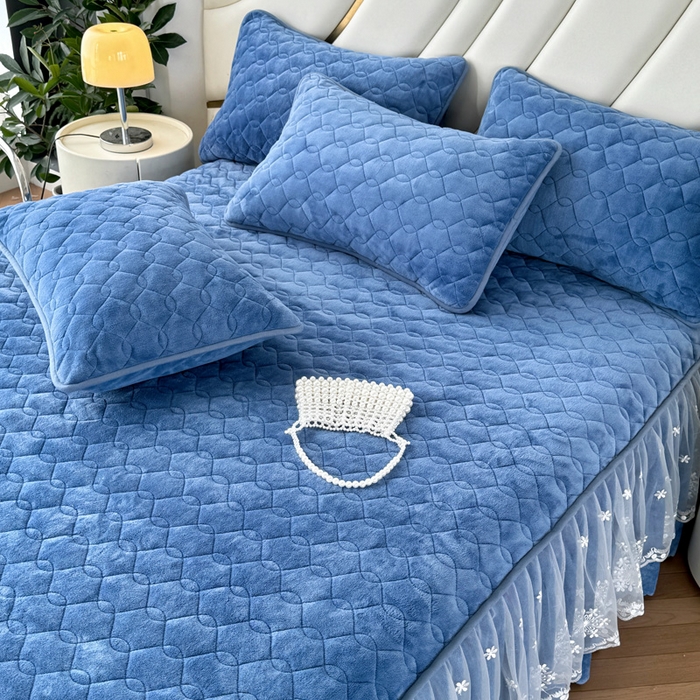 91家纺网 家纺一手货源 找家纺 品乐家纺 2024新款简约牛奶绒夹棉保暖床裙 宾利蓝