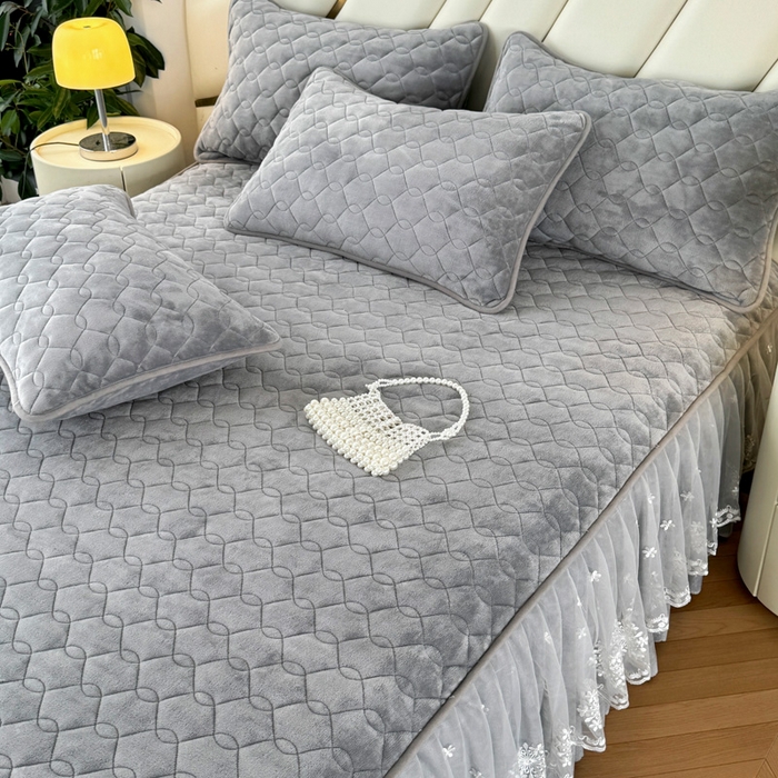 91家纺网 家纺一手货源 找家纺 品乐家纺 2024新款简约牛奶绒夹棉保暖床裙 银灰