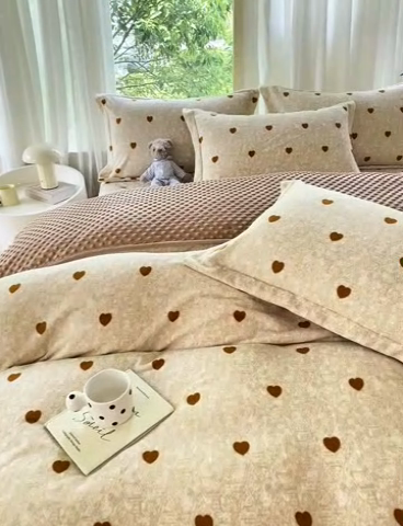 91家纺网 家纺一手货源 找家纺 赫梵茜 2024新款高克重安抚豆豆被套牛奶绒夹棉床盖四件套 黄色爱心